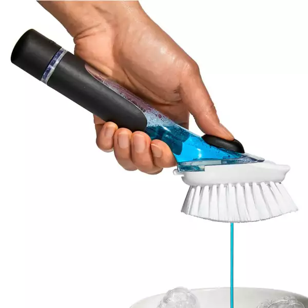 Brosse à vaisselle à manche distributrice de savon Oxo