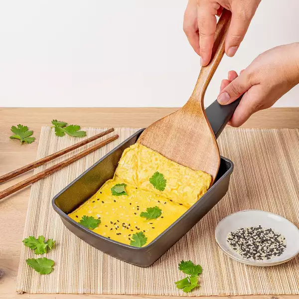 Poêle Tamagoyaki céramique pour omelette japonaise avec spatule Mastrad